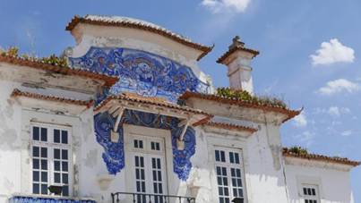 L\'art traditionnel des azulejos enjolive bien des façades.